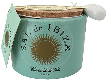Sal de Ibiza zout wordt geleverd in een keramisch potje met een lepeltje