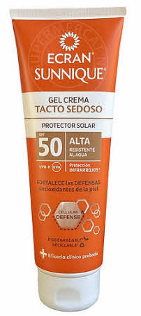 Ecran Sunnique Gel Crema Protector Solar SPF50 | Tacto Sedoso 250ml wordt geleverd in een handige tube voor maximaal gemak en is uiteraard zeer effectief